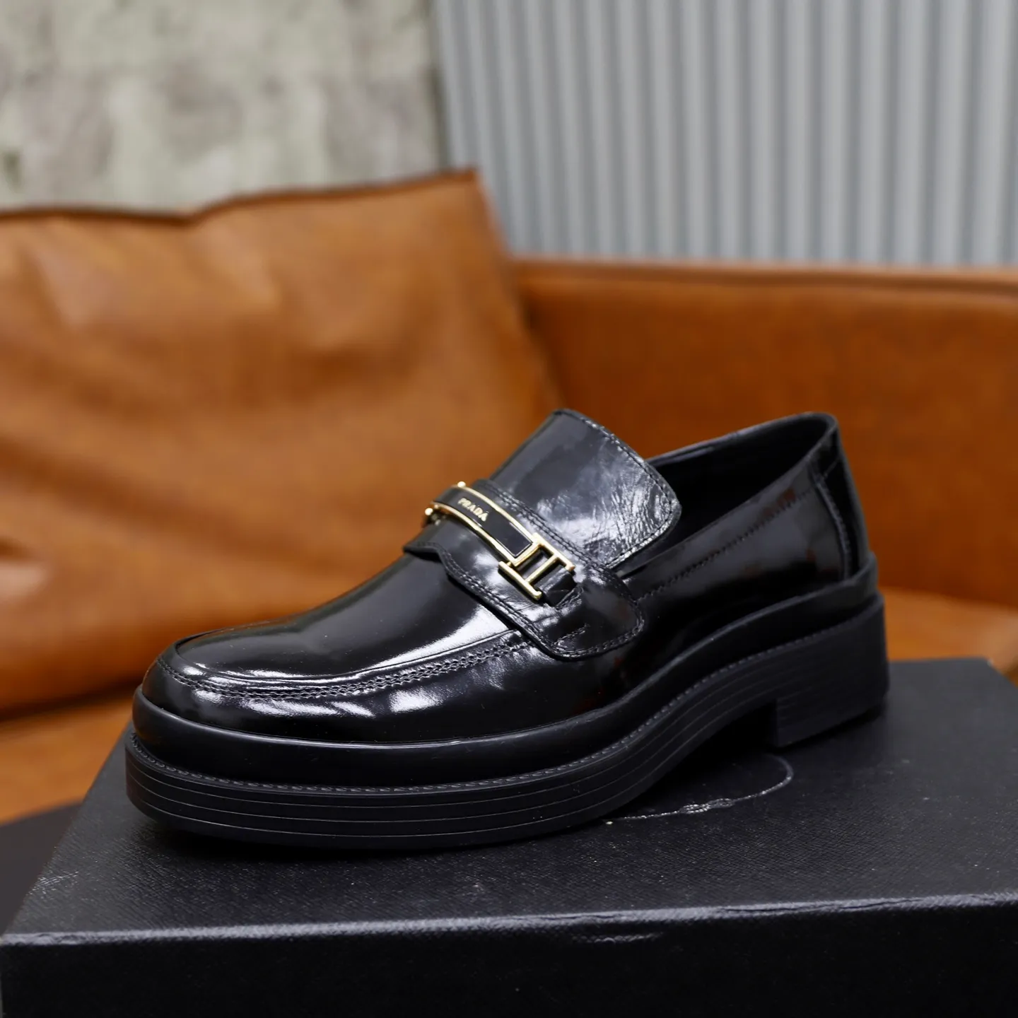 Ex-factory price: 500💰🙅‍♂️🙅‍♂️🙅‍♂️ Brand: PRADA Standard code: Men's code 38-44 (45 can be customized) Grade: Same style as the official website Original order quality Material: Original cowhide surface Comfortable lining Original outsole Style category: Men's fashionable casual leather shoes Distinguished big-name luxury elements Top luxury Color: Color of the actual picture